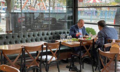 Korumasız şoförsüz gezen bir bakan, Mustafa Varank..