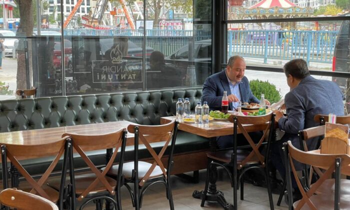 Korumasız şoförsüz gezen bir bakan, Mustafa Varank..