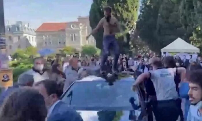 Boğaziçi Üniversitesi eylemlerinde rektörün aracı üzerinde tepinen iki vandal tutuklandı!.