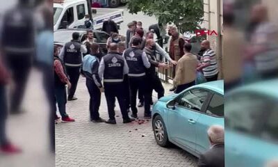 Seyyar satıcıya yumruk atan zabıta açığa alındı!. (video haber)