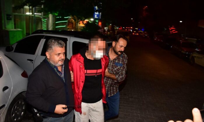 Sokakta karşılaştığı husumetlisini defalarca sırtından bıçakladı !.