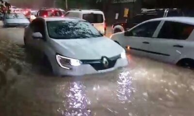 İzmir’i sağanak vurdu, sokak ve caddeleri sel bastı!.