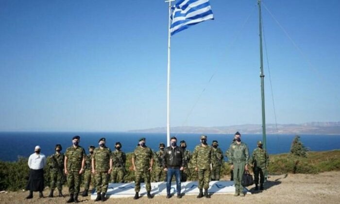 Yunan askerlerinden tatbikat sonrası provokasyon! İzmir’i arkalarına alıp, poz verdiler!.