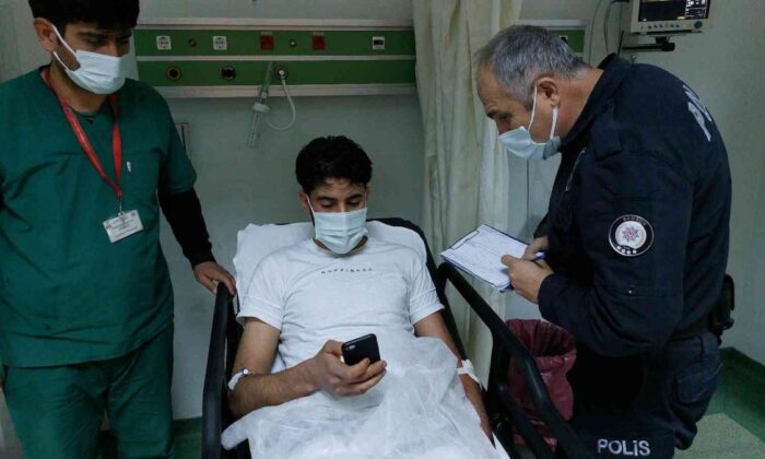 Saat sordukları Suriyeli genci bıçakladılar!.