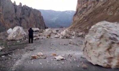 Erzurum’da deprem sonrası heyelan! Karayolu ulaşıma kapandı!.