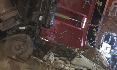 TIR evin bahçesine devrildi! 2 ölü..