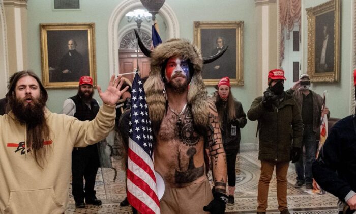 ABD’de Kongre baskınının simgesine 41 ay hapis cezası verildi!.