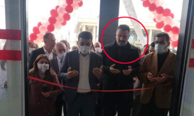 Rezalete gel!. AK Parti’li Başkan evlat nöbetindeki annelerin gözleri önünde HDP binasının açılış törenine katılıp dualar etti!.