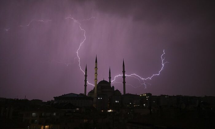 Ankara Valiliği’nden kuvvetli rüzgar ve fırtına uyarısı..