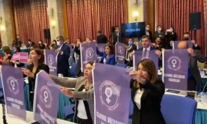 Bütçe görüşmelerinde HDP ve CHP’lilerden İstanbul Sözleşmesi protestosu..