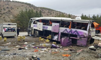 Erzincan’da yolcu otobüsü devrildi! 22 yaralı..