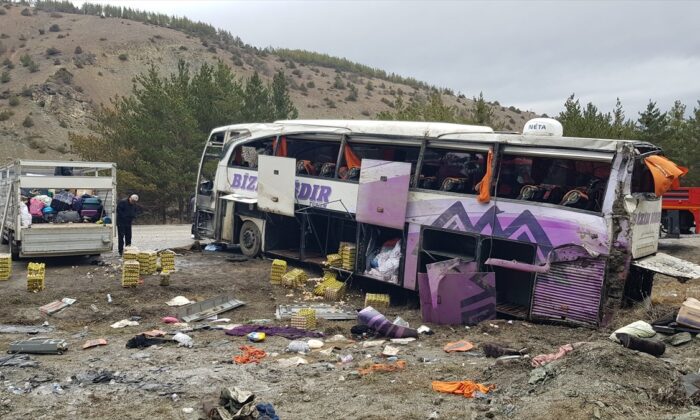Erzincan’da yolcu otobüsü devrildi! 22 yaralı..