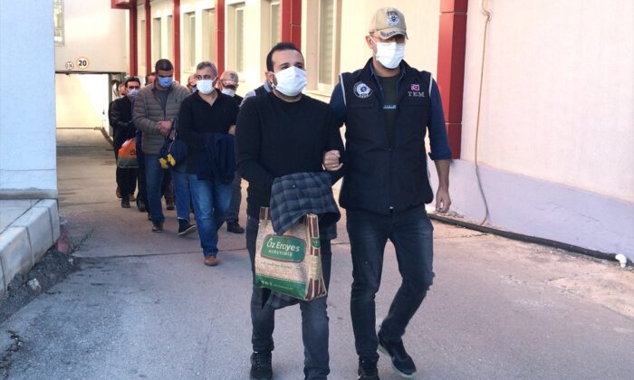 Adana’da FETÖ operasyonu! 5 tutuklama..