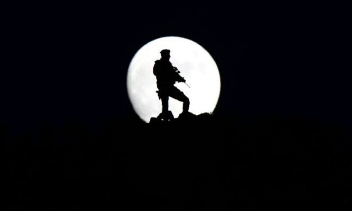 Van’ın İran sınırındaki dolunay manzarası büyüledi!.