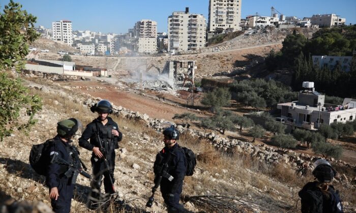 İşgalci teröristler, Kudüs’te Filistinlilere ait iki binayı yıktı!.