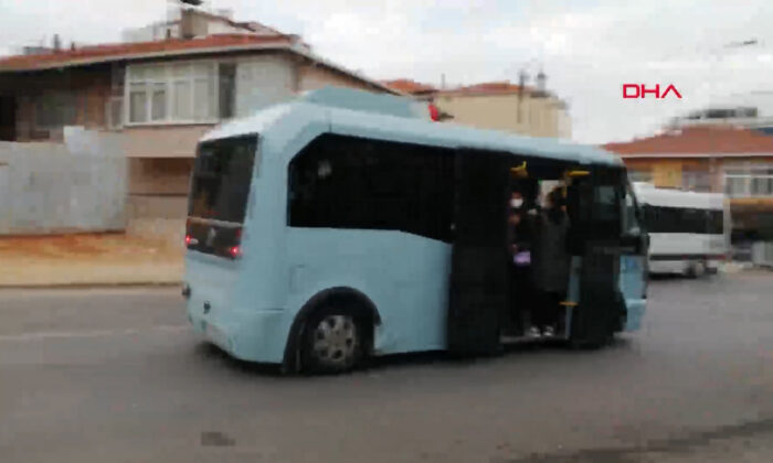 İstanbul’da tehlike saçan toplu taşıma çilesi! Maltepe’deki tıka basa dolu minibüslerde kapı açık yolculuk ediliyor!.