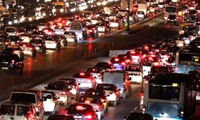 Yoğunluğun yüzde 85 ölçüldüğü İstanbul’da trafik kilit..