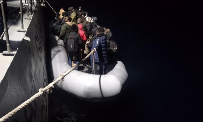 İzmir açıklarında Türk Kara Sularına itilen 108 göçmen kurtarıldı!.