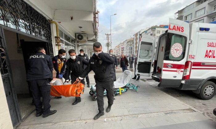 Annesini öldürüp, babasını bıçakladı!.