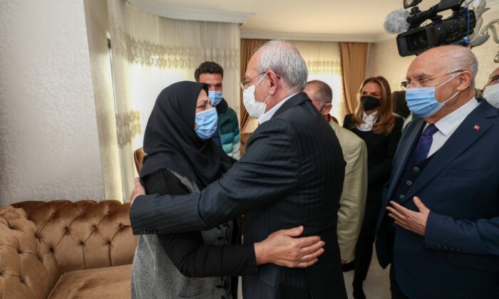 Kılıçdaroğlu’ndan, Başak Cengiz’in ailesine ziyaret..