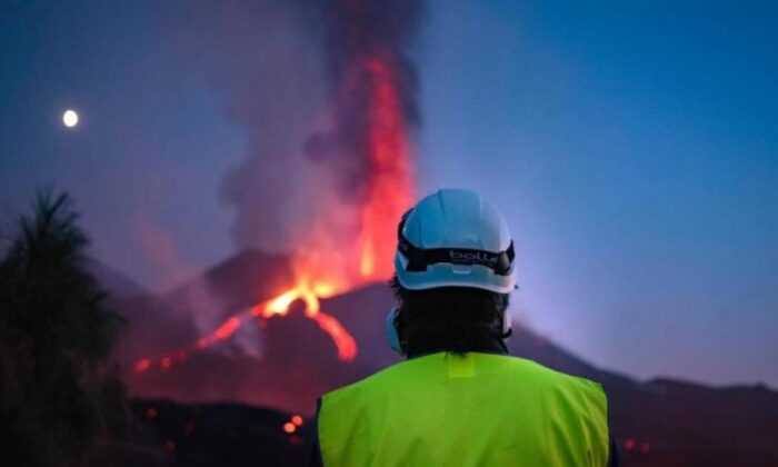 Lavların denize ulaştığı La Palma’da sokağa çıkma yasağı..