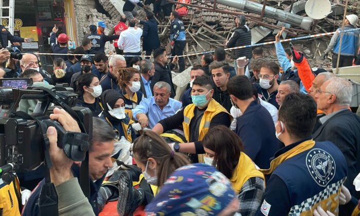 Malatya’da bina çöktü!. Kurtarma çalışmaları sürüyor!.