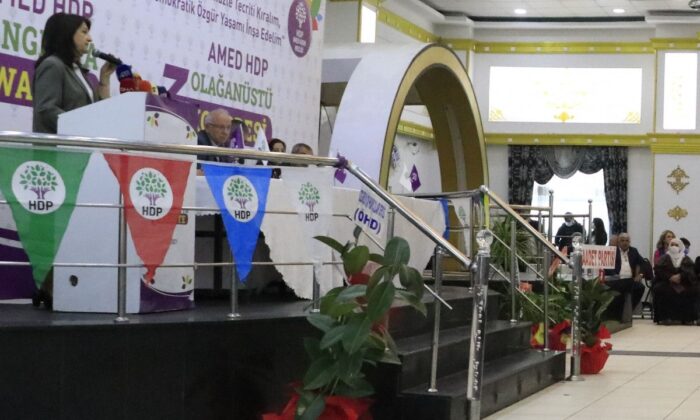 Saadet Partisi, HDP kongresine çiçek gönderdi!.