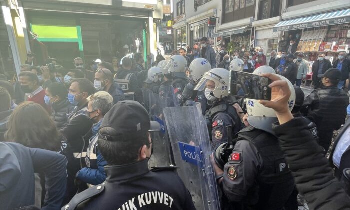 Tunceli’de izinsiz basın açıklaması yapmak isteyen HDP’liler polisle tartıştı!.