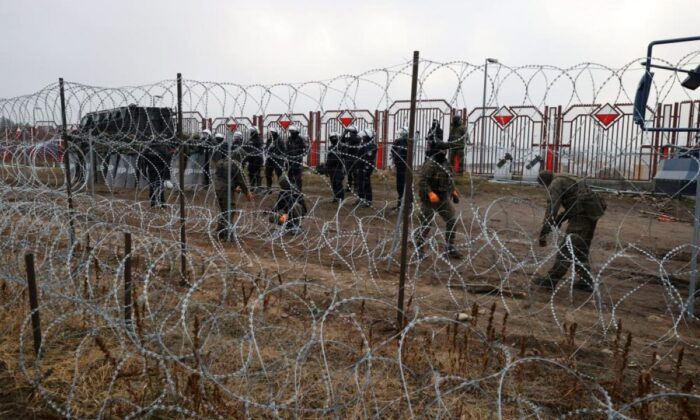Polonya, Belarus sınırındaki demir yolunu dikenli telle kapattı!.