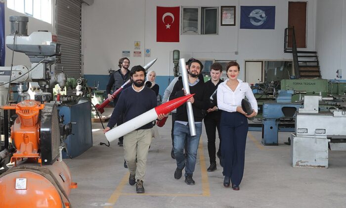 Türk takımı, roket yarışmasında dünya ikincisi oldu!.