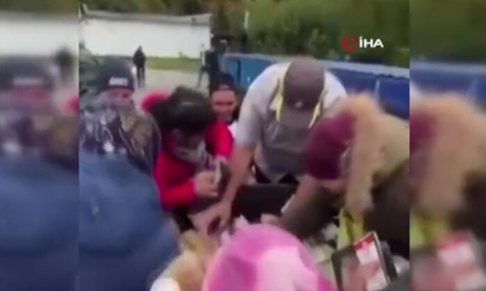 Rusya’da yaşlılar çöpten yiyecek topluyor!.