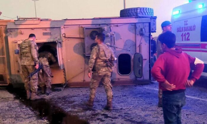 Siirt’te askeri araç devrildi!.