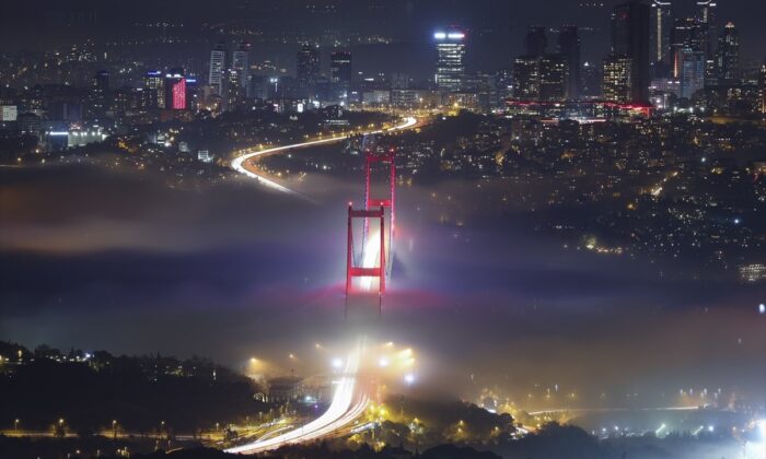 İstanbul yine masal gibi.. Sis manzaraları büyüledi!.
