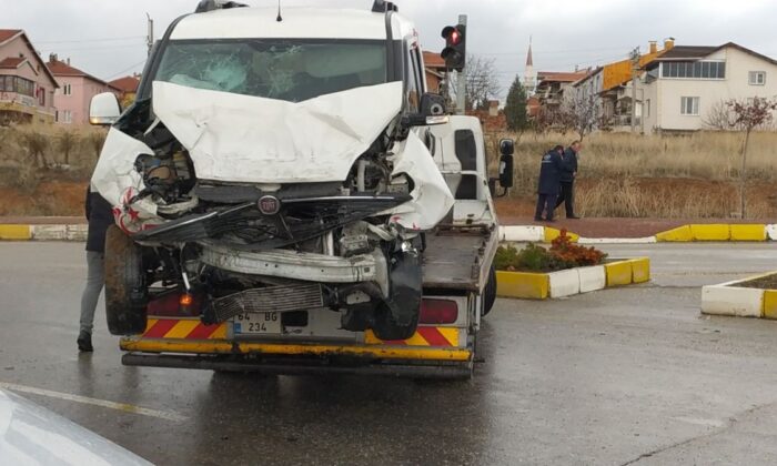 Uşak’ta öğrenci minibüsü kaza yaptı! 11 yaralı..