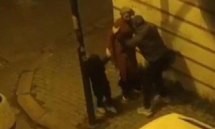 Zeytinburnu’nda kadına şiddet! Sokak ortasında eşini darp etti!.