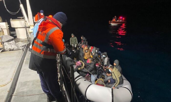 İzmir açıklarında 50 düzensiz göçmen yakalandı!.