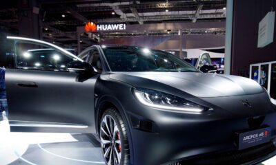 Huawei ilk elektrikli otomobilini tanıttı!.