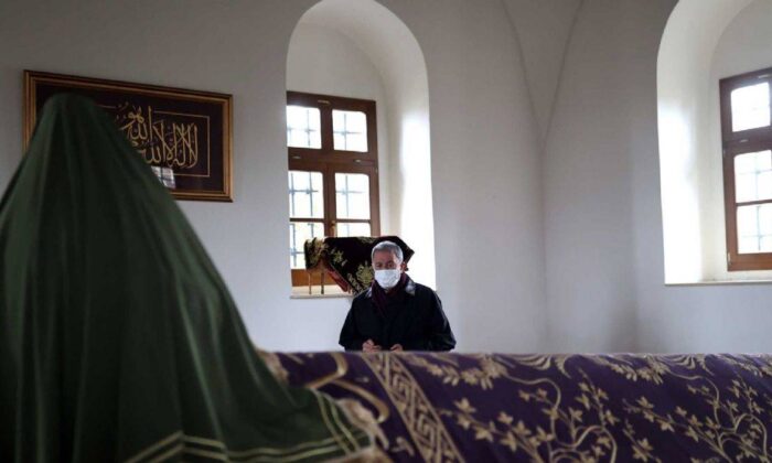 Hulusi Akar, Kosova’da Sultan Murad Han’ın Türbesini ziyaret etti!.