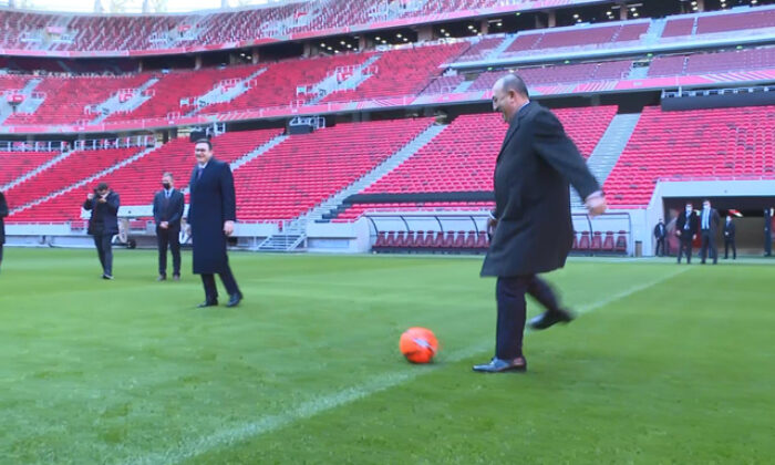Mevlüt Çavuşoğlu, Vişegrad Grubu ile futbol oynadı!.
