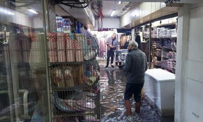 İzmir’de sağanak yağış! İş yerlerini su bastı!.