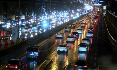İstanbul’da bir anda bastıran fırtına trafiği felç etti!.