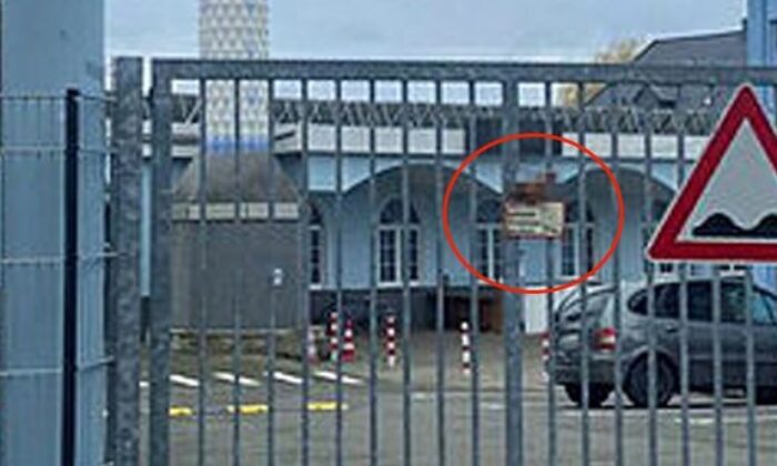 Almanya’da İslam’a saldırı! Camiye domuz başı asıp fotoğraf çektirdiler!.
