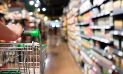 Bu market vatandaşlara her şeyi maliyetine satıyor!.