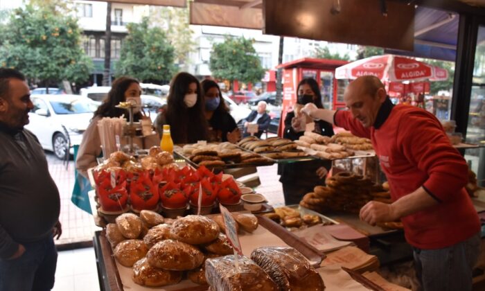 Adana’da bir pastane, dolar düşüşünü bedava poğaça dağıtarak kutladı!.