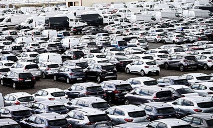 Bu nasıl bir şerefsizliktir!. Stokçular kapora aldıkları araçlara bile iki katı fiyat istediler!.