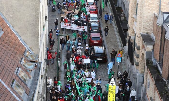 Belçika’da, sağlık çalışanlarından zorunlu aşı protestosu..