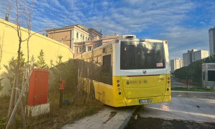 Ataşehir’de freni boşalan İETT otobüsü duvara çarparak durabildi!.