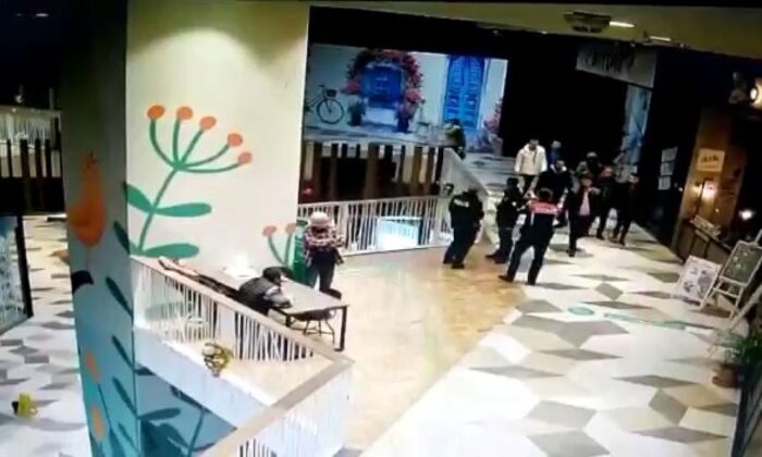 AVM’de kavga! Ortalık savaş alanına döndü!.