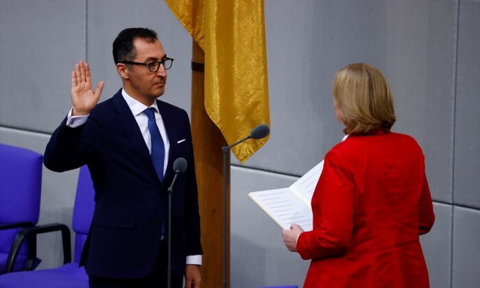 Almanya’nın Türk kökenli Türkiye düşmanı yeni Tarım Bakanı Cem Özdemir yemin etti!.