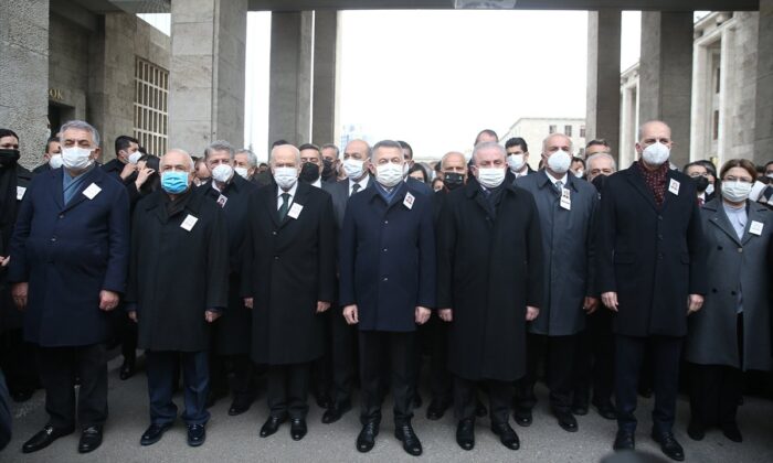 Devlet Bahçeli ile Cemil Çiçek, Güldal Akşit’in cenaze töreninde yan yana geldi!.